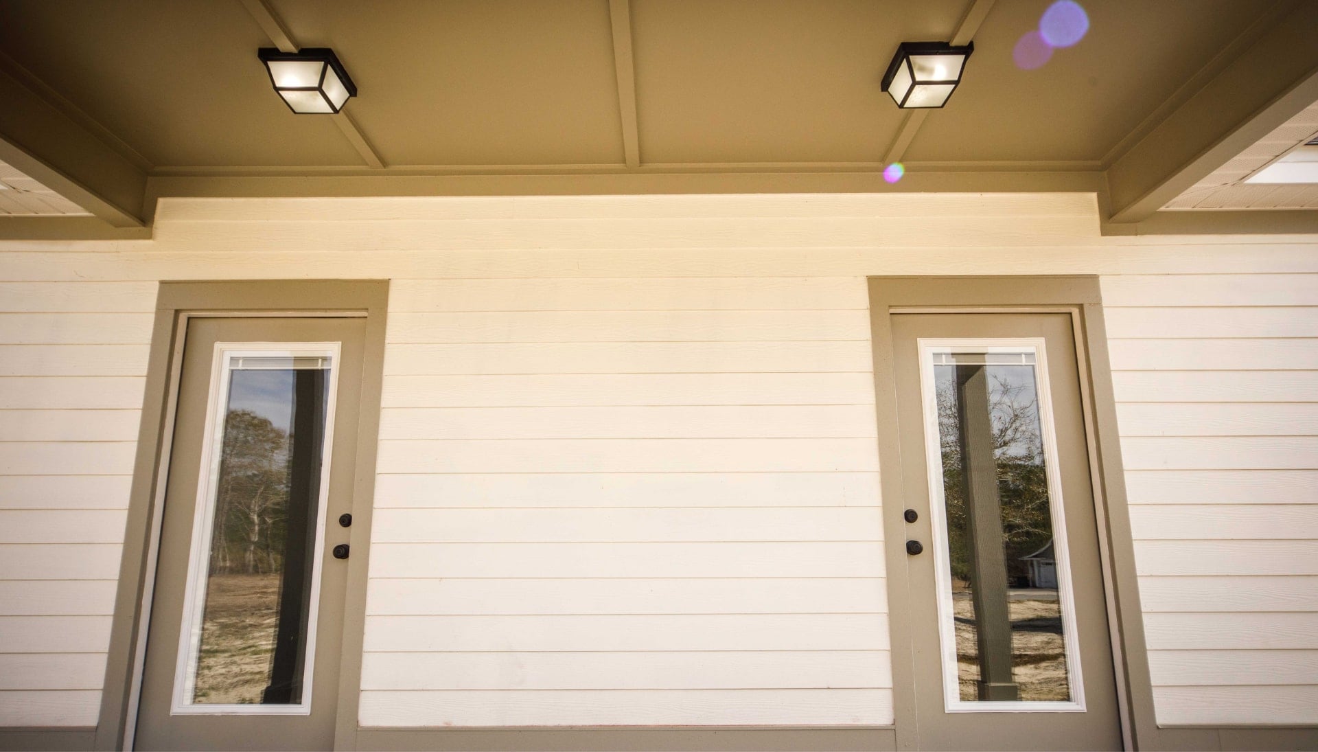We offer siding services in New Orleans, Louisiana. Hardie plank siding installation in a front entry way.